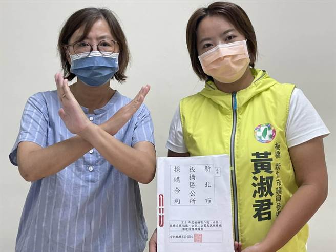 黃淑君（右）與新北市智障者家長協會總幹事林秀英批侯市府讓「慢飛天使」從公園消失。（黃淑君提供）