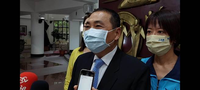 副总统赖清德批新北市政退步，新北市长侯友宜（左）回应，继续努力加油。（陈慰慈摄）