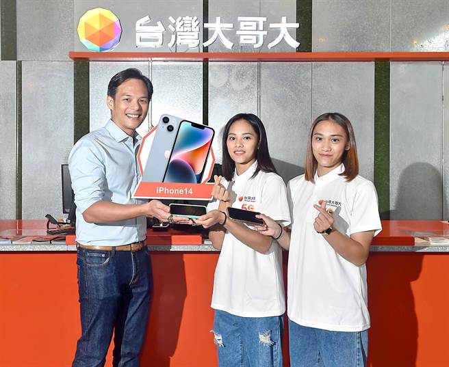 左起台灣大哥大總經理林之晨、代言人辜雪芃、代言人胡鑫。（台灣大提供）