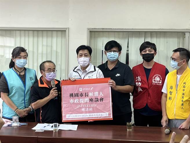 前立委鄭寶清今天到桃園市產業總工會拜訪，呼籲對手張善政、鄭運鵬不要天天口水戰，有抄襲就道歉不要再硬凹。（陳夢茹攝）