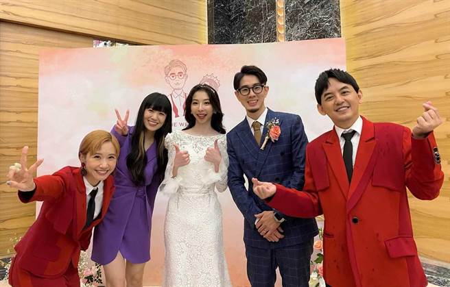 孙盛希（左二）参加黄子佼、Lulu（黄路梓茵）主持的《婚礼歌手》替新人献祝福。（东森综合台提供）