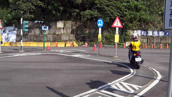 为推广机车驾训制度，公路总局提供参与驾训民眾每人1300元的补助，并透过数位行动监理车，提供当场申办、考照、领照的一站式服务。（张志康摄）