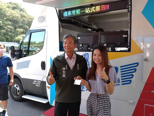 基隆市副市长林永发颁发驾照给参与驾训的同学，她说参加驾训让她受益良多，并且一次就通过考试。（张志康摄）