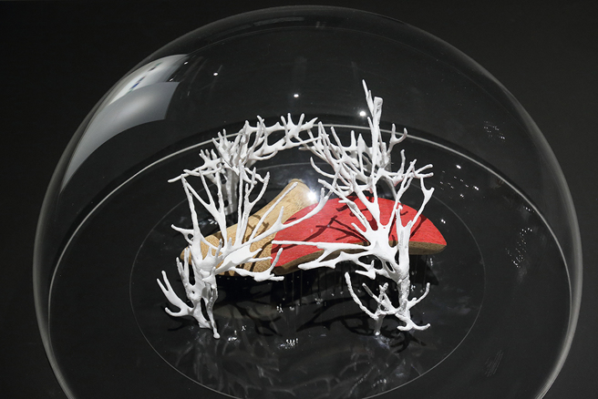 艺术家结合复合媒材的创作，颠覆对筊杯想像。(摄影/Carter)
