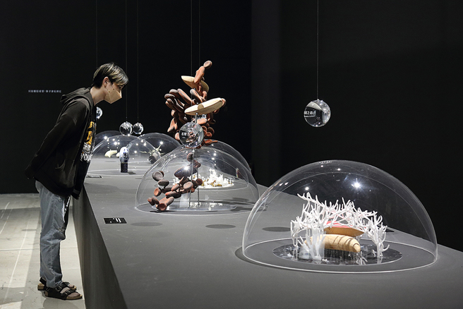 特意设计的较低底座，弯腰观看时能够连结真实筊杯经验。(摄影/Carter)
