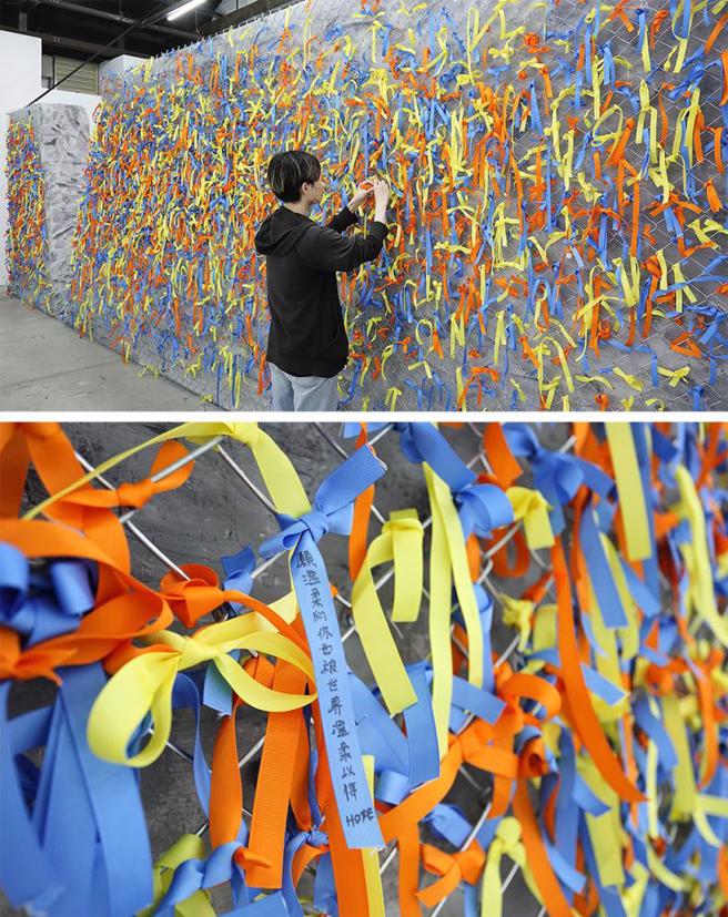 带着心愿繫上彩色丝带，为世界和平贡献一份心力。(摄影/Carter)
