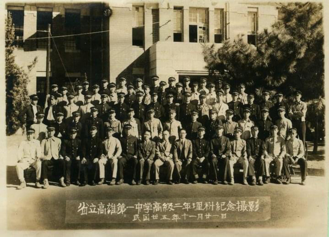 从日治时期创校至今，雄中作育无数英才，包括高雄市长陈其迈、歌手罗大佑、桌球选手庄智渊、球后戴资颖等都是杰出校友。（图为民国35年省立高中时期毕业照）(图片提供/高雄中学)
