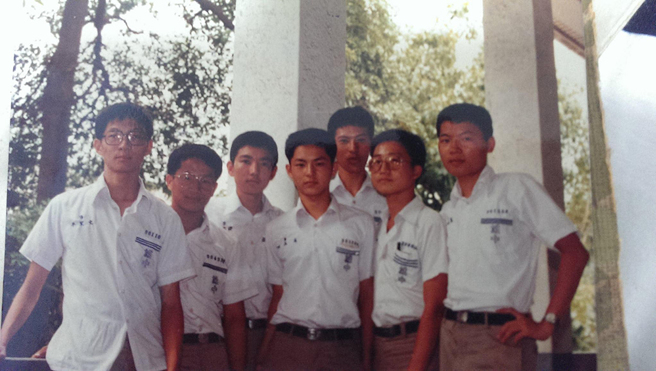 现任雄中庄福泰校长(右一)高三时和同学的合影。(图片提供/庄福泰)
