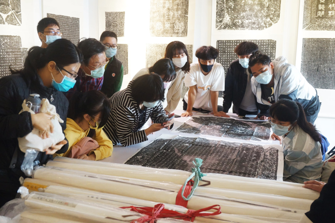 篆刻为南大国文系特色课程。(照片/臺南大学提供)