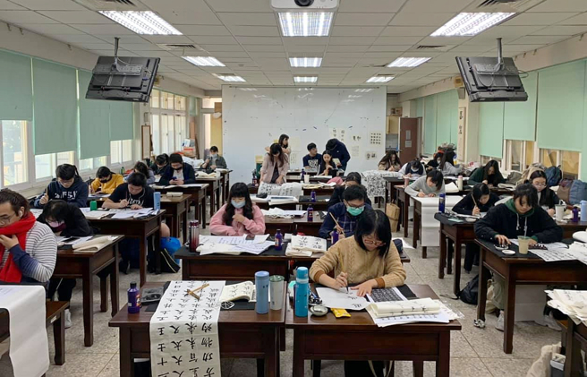 南大书法课程。(照片/臺南大学提供)

