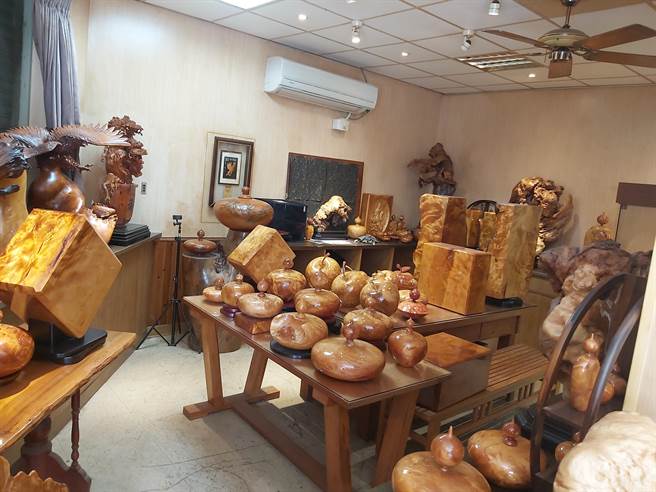 警方在台中后里一間藝品店查獲吳嫌販售珍貴國有林木。（翻攝畫面）