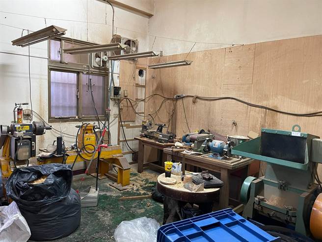 吳嫌在藝品店後方以車床工具加工。（翻攝畫面）
