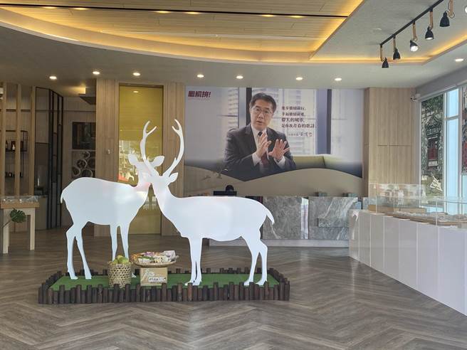 台南市长黄伟哲的仁德竞选总部走温馨风，呈现他的市政丰硕成果与未来施政蓝图。(曹婷婷摄)