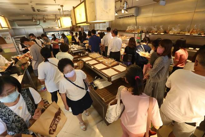 消费者挤爆台北神旺大饭店普诺麵包坊抢购难忘的好味道。（刘宗龙摄）