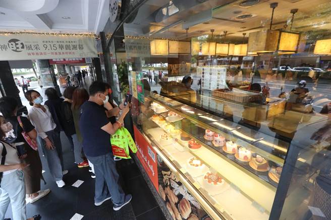 消费者挤爆台北神旺大饭店普诺麵包坊抢购难忘的好味道。（刘宗龙摄）