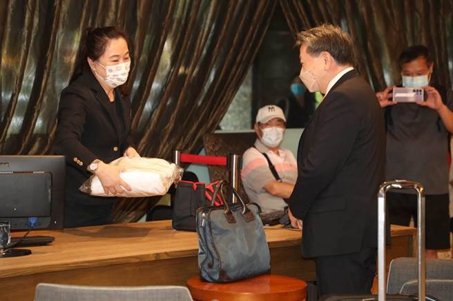 台北神旺大饭店员工送走最后一位住房客人离开，客人离情依依，彼此互相打气。（刘宗龙摄）