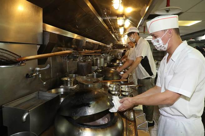 台北神旺大饭店潮品集厨师盖锅仪式，象徵最后的烹饪也期待未来与消费者在新址相遇。（刘宗龙摄）