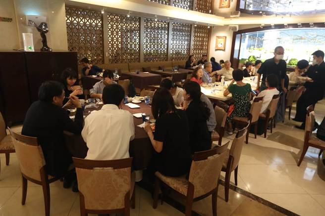 台北神旺大饭店今将熄灯，熟客特别来用餐。（刘宗龙摄）