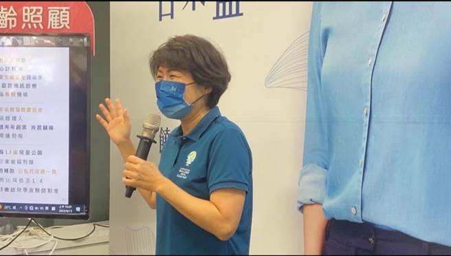 饶庆铃15日允诺未来会照顾好每1位台东县民，建构全面完善的社福系统，获得县内不少社福团体支持。刘棹豪发布新闻稿回应这是中央经费。（蔡旻妤摄）