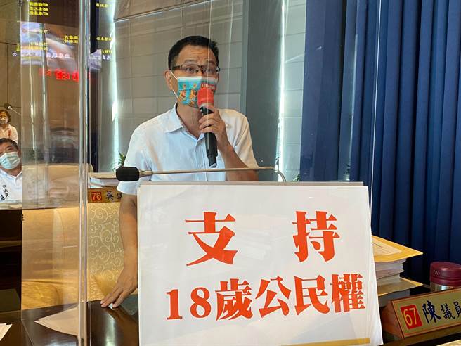 台中市议员陈清龙呼吁大家踊跃宣传18岁公民权修宪案复决投票。（张亦惠摄）