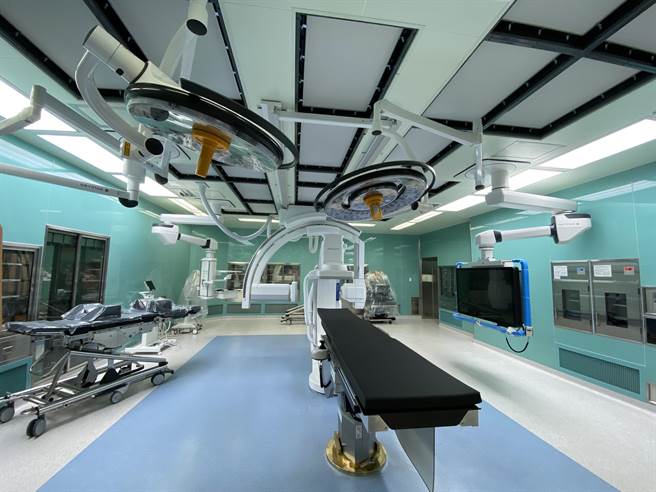 嘉基醫院智慧手術大樓打造上億元的複合式手術房，手術檯上千萬元。（廖素慧攝）