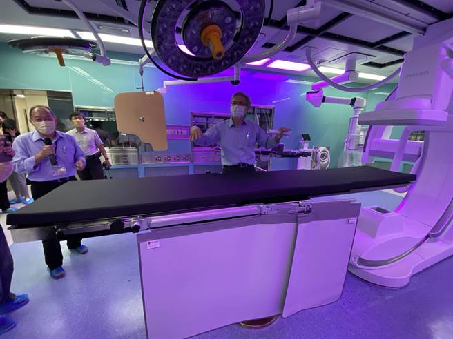 嘉基醫院智慧手術大樓複合式手術室燈具可依醫護需要調控為藍、紫等多色光線。（廖素慧攝）