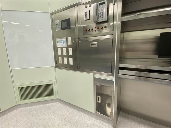 嘉基醫院智慧手術大樓的手術室配置氣體式消防設施。（廖素慧攝）