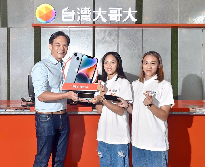 代言人辜雪芃与胡鑫率先捐出手机给弱势学童，台湾大总经理林之晨特别加码回赠新iPhone 14感谢她们的爱心。（左起台湾大哥大总经理林之晨、代言人辜雪芃、代言人胡鑫）。（图/台湾大哥大提供）