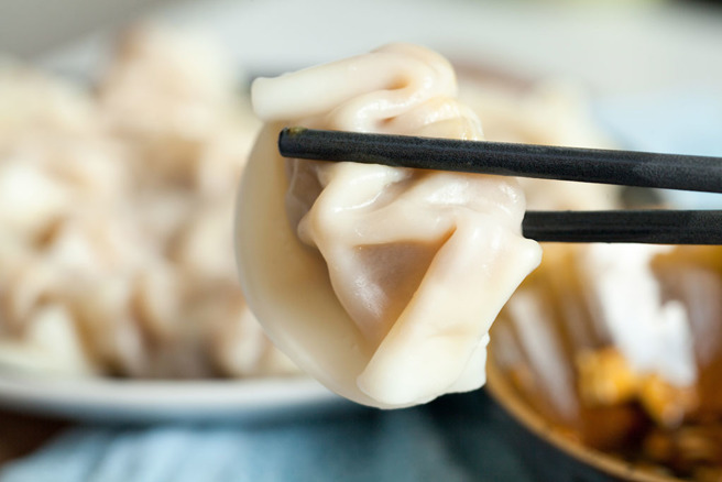 一名网友日前上网路询问水饺在水滚后该加几次水，引发讨论。(达志提供)