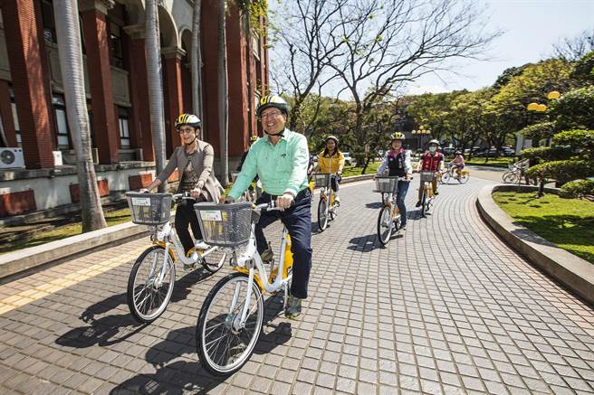 竹北市YouBike上路2个半月，每车每天周转率有5次，成效不错，县长杨文科（右）指扩充案已送交竹北市公所，预计明年将达到120站的规模。（罗浚滨摄）