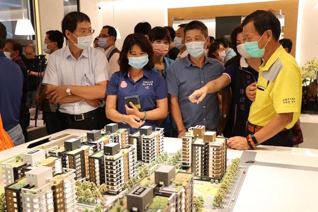 桃园航空城安置住宅服务中心提供搬迁户多项谘询和辅助服务。（蔡明亘摄）