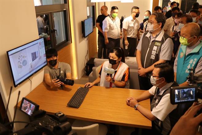 桃园航空城安置住宅服务中心设有虚拟赏屋服务。（蔡明亘摄）