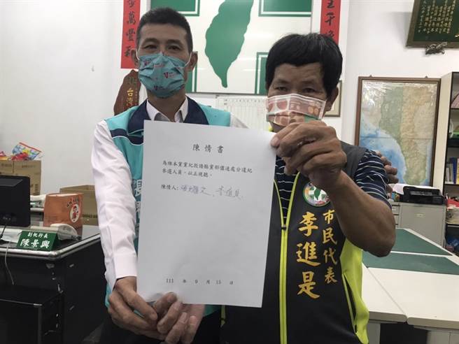 屏東市民代表張耀文（左）等人控訴民進黨屏東縣黨部對第五類（鄉鎮市代表）違紀者冷處理，守規矩的人遭受不公平對待。（謝佳潾攝）