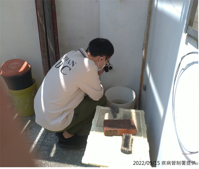 防疫人员于高雄市前镇区执行孳生源查核，协助民眾检视家中容器是否有积水产生孑孓或蚊卵 。（疾管署提供／林周义台北传真）