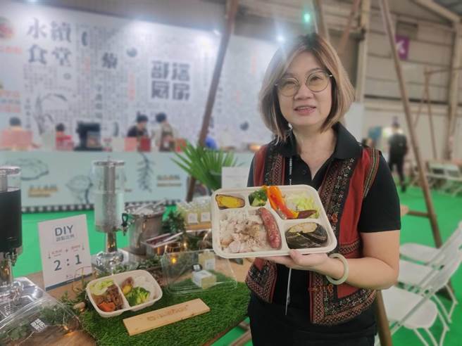 「首届台湾永续发展及低碳绿建筑展」中以永续食堂部落厨房展现在地部落以小农食材减少碳足的用心。（冯惠宜摄）