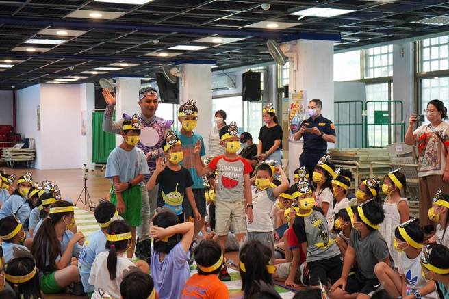 台北市交通局15日響應全國「交通安全月」，安排兒童劇團至河堤國小宣導交通安全教育。（交通局提供）