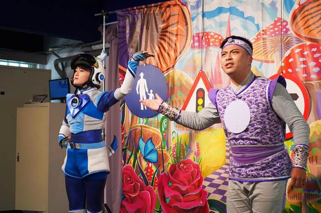 受邀辦理交安主題劇場的萬花筒劇團，還在現場與河堤國小學生玩起交通知識互動問答，讓學生從欣賞演出中吸收交通安全的知識。（交通局提供）