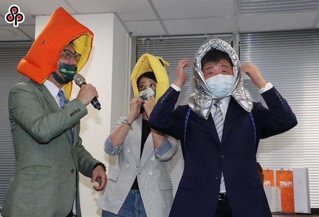 民进党台北市长参选人陈时中（右）14日参访台湾防灾产业协会与天气风险公司，与陈时中竞办总干事吴思瑶（中）及台湾防灾产业协会副理事长阮昭雄（左）一起试戴防灾头套。（本报资料照／刘宗龙摄）