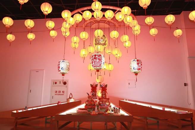 嘉义市立博物馆展出「摩登时光」特展，常民信仰展区呈现庙宇文化。（廖素慧摄）