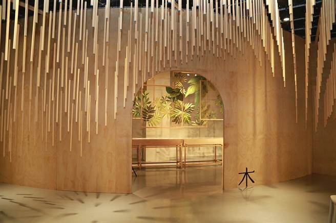 嘉义市立博物馆展出「摩登时光」特展，数千条木纹夹板象徵密集木造建筑。（廖素慧摄）