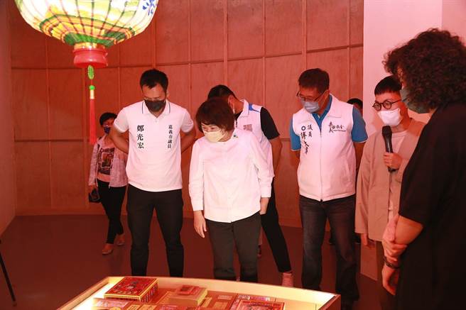 嘉义市长黄敏惠参观市立博物馆展出「摩登时光」特展。（廖素慧摄）