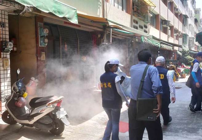 高雄市15日集结市府跨局处团队约300人分别于前镇区、凤山区警戒范围动员执行登革热社区防治工作，针对上周已完成疫调、喷药及环境整顿群聚热区，执行第2次三合一防治工作。（高市卫生局提供／杨舒婷高雄传真）