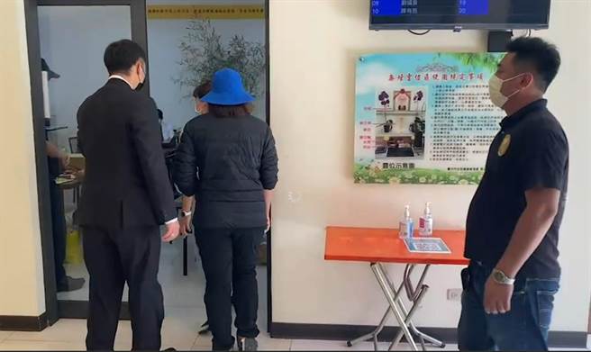 台中地檢署檢察官會同法醫至東勢進行相驗，陳的妻子（中）全程配合，陳妻對先生的死因無意見。（讀者提供／張妍溱台中傳真）