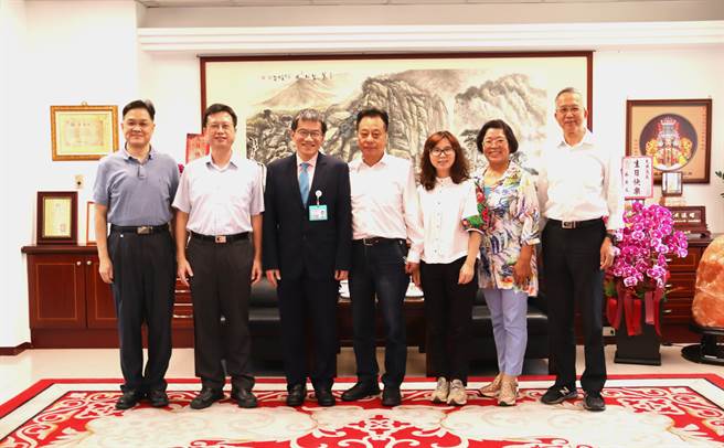 王世典院长（左三）今天在副院长董文雅、陈根雄等人的陪同下拜会县议会，县议长洪允典 （右四）偕同议员王秀玉、王碧珍及秘书长翁自保等人欢迎。（金门县议会提供）