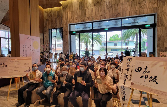 南华大学视设系「回嘉呷饭-嘉义市美食水墨画展」精彩登场,开幕式大合照。(照片/南华大学提供)