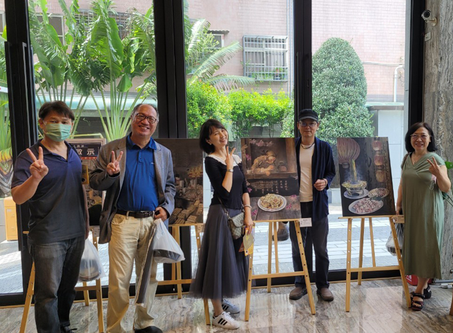 南华大学视设系「回嘉呷饭-嘉义市美食水墨画展」精彩登场，创作者在作品前合照。(照片/南华大学提供)

