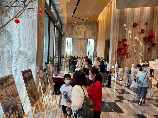 南华大学视设系「回嘉呷饭-嘉义市美食水墨画展」精彩登场，民眾参观踊跃。(照片/南华大学提供)