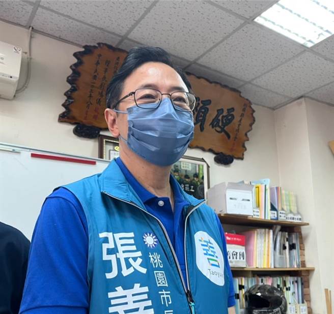 国民党桃园市长参选人张善政因农委会研究报告涉抄袭，称有保密条款无法对外说明，不断遭对手抨击，张善政竞办发言人何元楷批评，郑运鹏身为立委懂法却不断逼人触法。（陈梦茹摄）