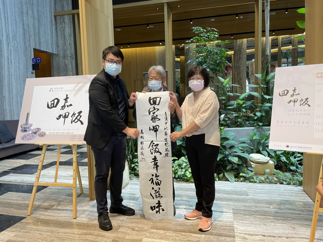 嘉义市文艺作家协会荣誉理事长林家仪（右）现场挥毫予以祝贺。(照片/南华大学提供)