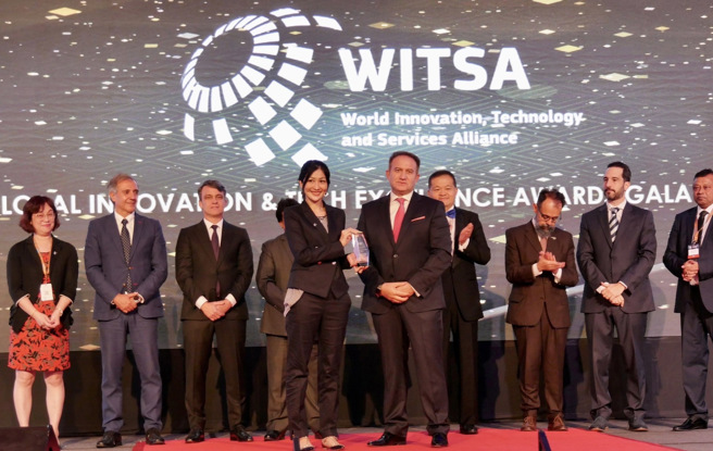 臺北市政府教育局諶主秘代表领奖。(照片/臺北市政府教育局提供)